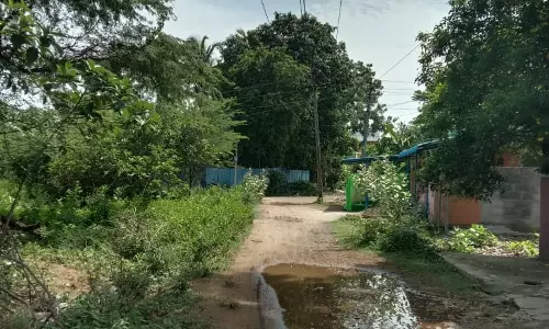 நடுதெருவில் உள்ள மின்கம்பம்