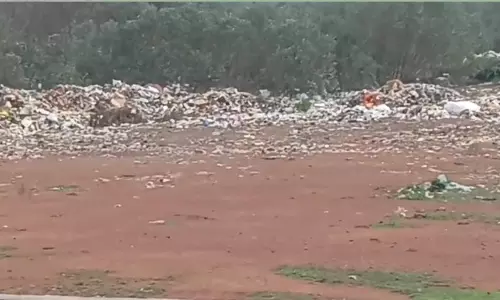 குப்பையாகும் மைதானம் குப்பையாகும் மைதானம்
