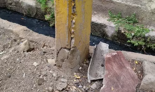 சேதமடைந்த மின்கம்பம்