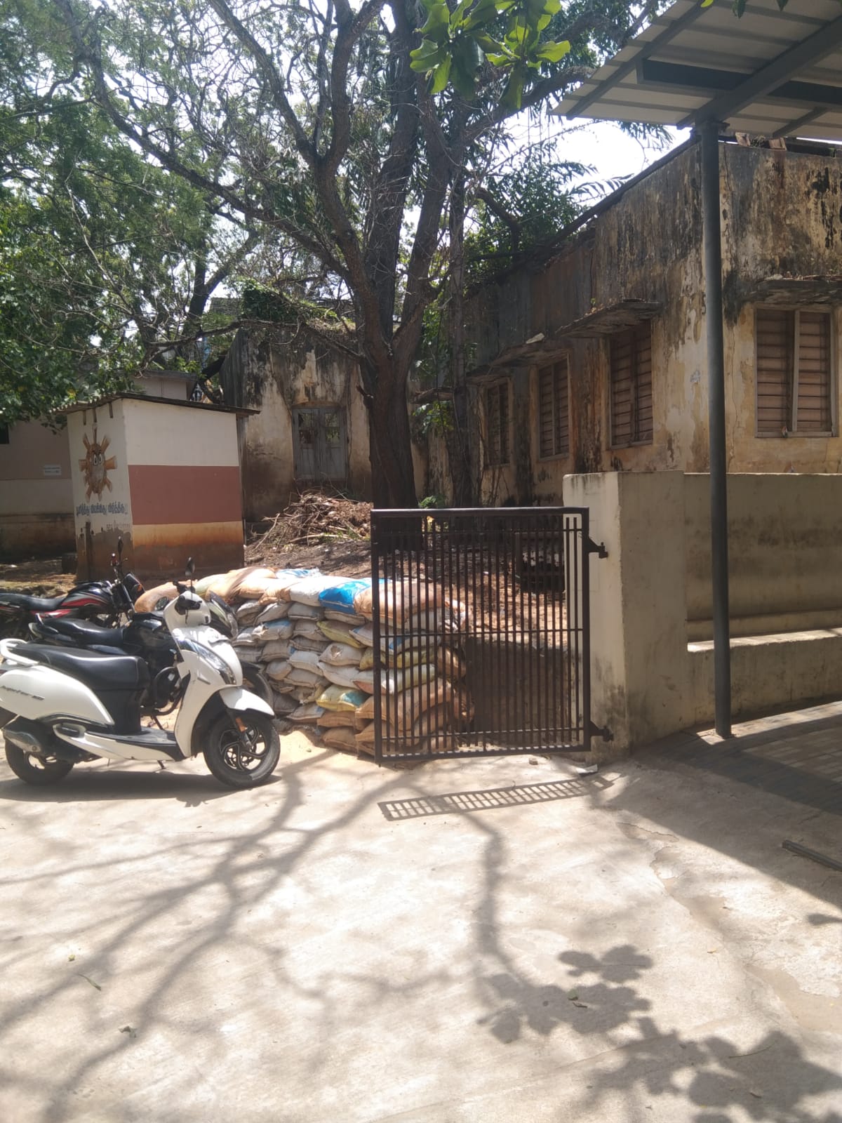 சேதமடைந்த கட்டிடம்