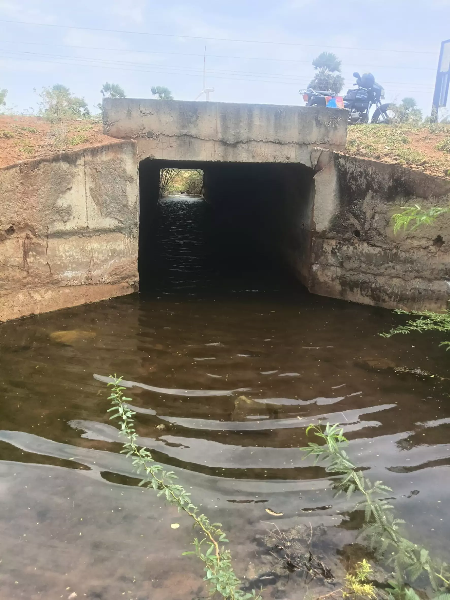 குழாய் உடைந்து வீணாகும் குடிநீர்