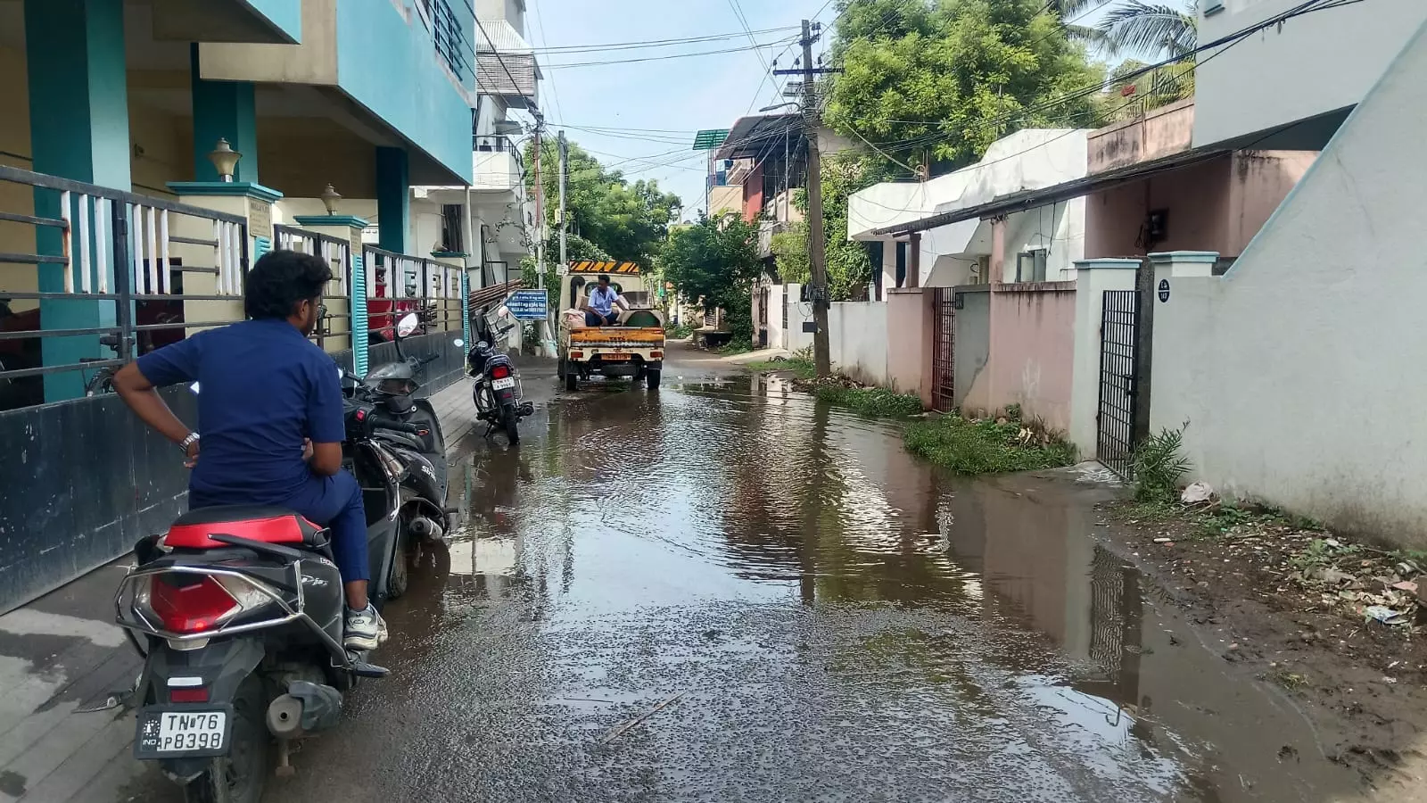 தேங்கி கிடக்கும் கழிவுநீர் தேங்கி கிடக்கும் கழிவுநீர்