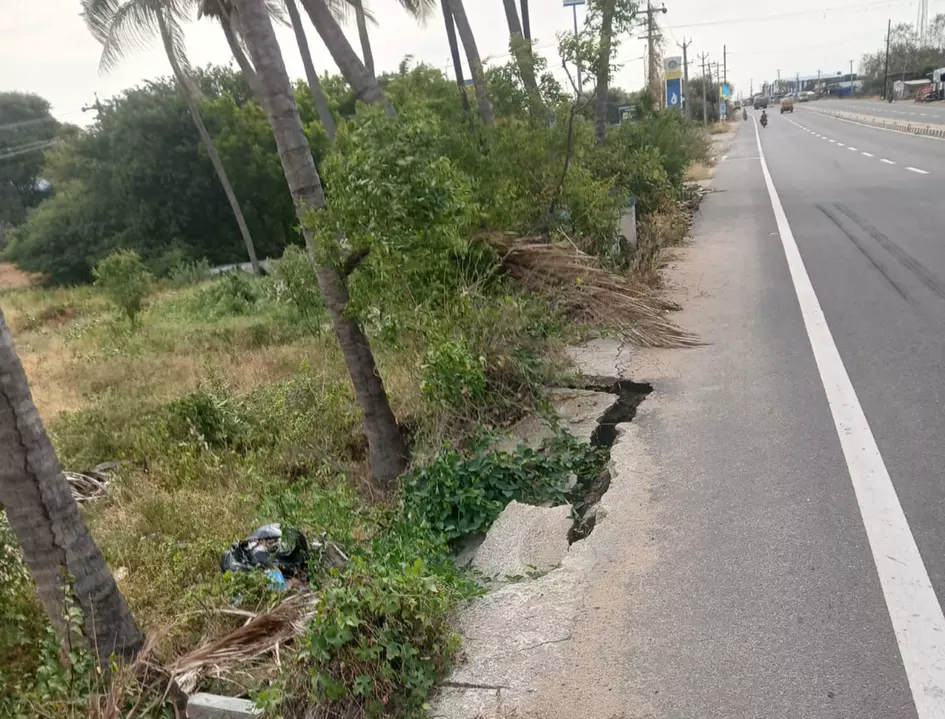 சேதமடைந்த சாலையால் விபத்து அபாயம் சேதமடைந்த சாலையால் விபத்து அபாயம்