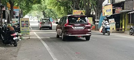 பெயர் பலகையால் அடிக்கடி விபத்து பெயர் பலகையால் அடிக்கடி விபத்து