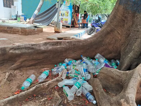 குப்பைத்தொட்டியாக மாறிய மரம் குப்பைத்தொட்டியாக மாறிய மரம்