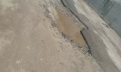 சேதமடைந்த சாலை சேதமடைந்த சாலை