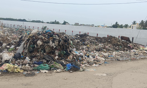 மலைபோல் குவிந்து கிடக்கும் குப்பை மலைபோல் குவிந்து கிடக்கும் குப்பை