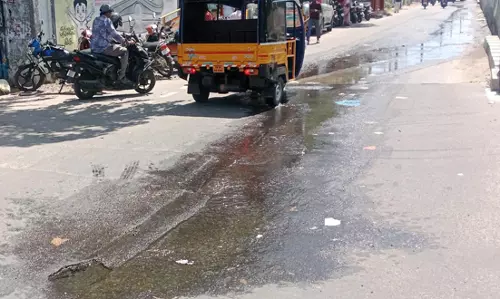 குழாய் உடைந்து வீணாக வெளியேறும் குடிநீர் குழாய் உடைந்து வீணாக வெளியேறும் குடிநீர்