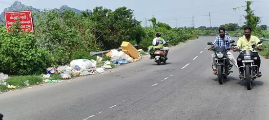 ஏரியில் வீசப்படும் கழிவுகள் ஏரியில் வீசப்படும் கழிவுகள்