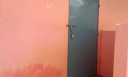 பள்ளியில் பூட்டிக்கிடக்கும் கழிவறை பள்ளியில் பூட்டிக்கிடக்கும் கழிவறை
