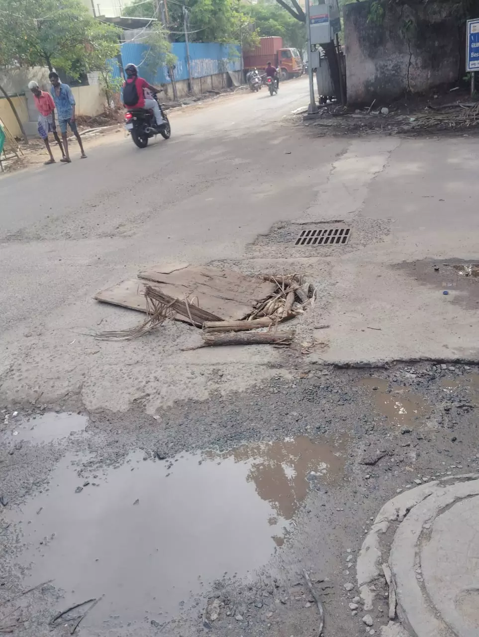சேதமடைந்த கழிவுநீர் கால்வாய் மூடி சேதமடைந்த கழிவுநீர் கால்வாய் மூடி