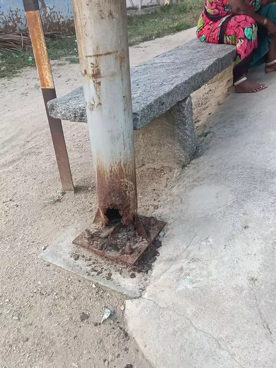 பழுதடைந்த உயர்மின்கோபுரம் பழுதடைந்த உயர்மின்கோபுரம்