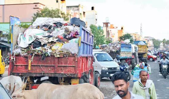 குப்பைகளுடன் சாலையில் நிறுத்தப்படும் வாகனம் குப்பைகளுடன் சாலையில் நிறுத்தப்படும் வாகனம்