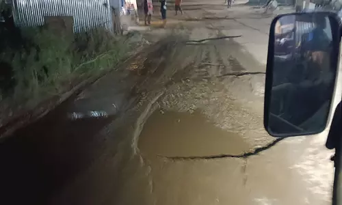 குண்டும் குழியுமான சாலை குண்டும் குழியுமான சாலை