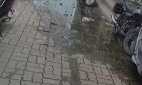 சாலையில் தேங்கும் கழிவுநீர் சாலையில் தேங்கும் கழிவுநீர்