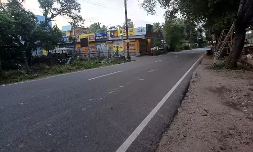 வேகத்தடை அமைக்க வேண்டும்