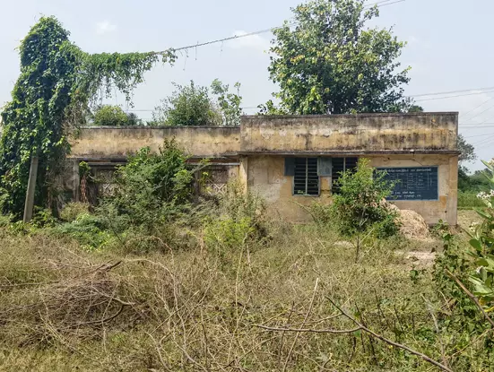 பாழடைந்த துணை சுகாதார நிலையம் பாழடைந்த துணை சுகாதார நிலையம்