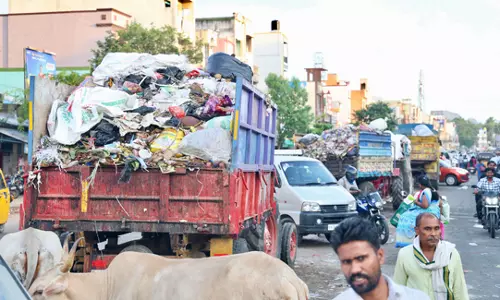 குப்பைகளுடன் சாலையில் நிறுத்தப்படும் வாகனம் குப்பைகளுடன் சாலையில் நிறுத்தப்படும் வாகனம்