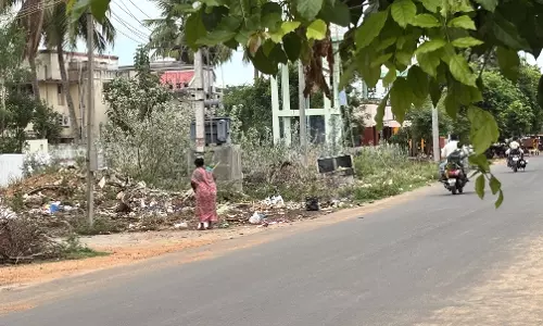 பொது இடங்களில் தேங்கும் குப்பைகள்