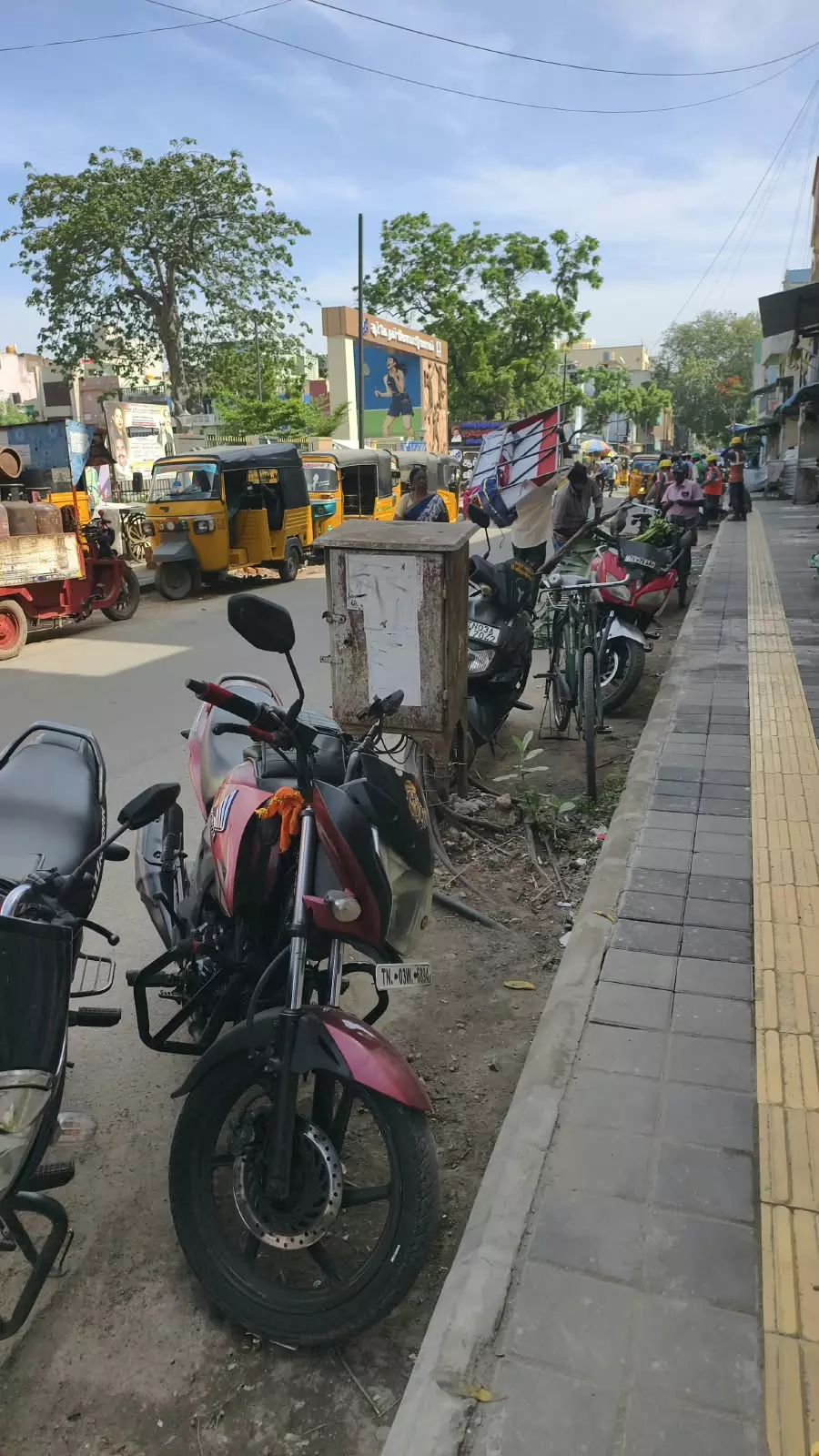 சாலையை ஆக்கிரமித்த வாகனங்கள் சாலையை ஆக்கிரமித்த வாகனங்கள்