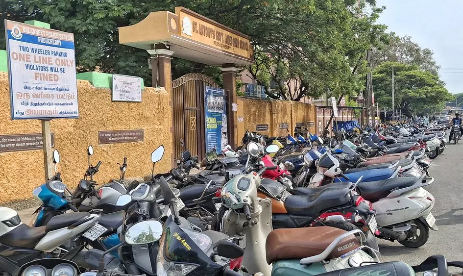 தாறுமாறாக நிறுத்தப்பட்டுள்ள வாகனங்கள் தாறுமாறாக நிறுத்தப்பட்டுள்ள வாகனங்கள்