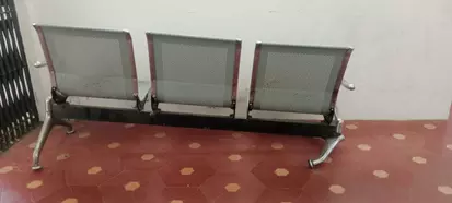 உடைந்து காணப்படும் இரும்பு இருக்கை உடைந்து காணப்படும் இரும்பு இருக்கை