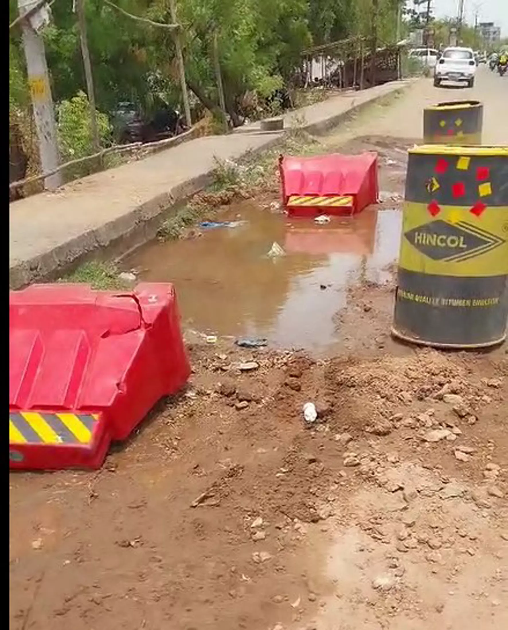 குழாய் உடைந்து வீணாகும் குடிநீர் குழாய் உடைந்து வீணாகும் குடிநீர்