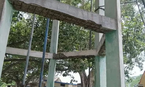 சேதமடைந்த குடிநீர் தொட்டி சேதமடைந்த குடிநீர் தொட்டி