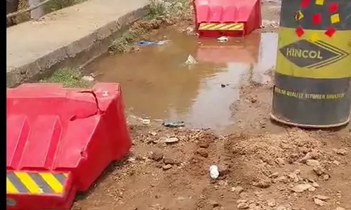 குழாய் உடைந்து வீணாகும் குடிநீர் குழாய் உடைந்து வீணாகும் குடிநீர்