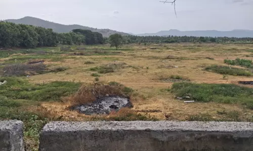 கால்வாய் ஆக்கிரமிப்பால் வறண்ட ஏரி