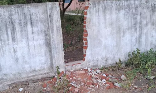 இரவில் பள்ளிக்குள் செல்ல சுற்றுச்சுவர் இடிப்பு