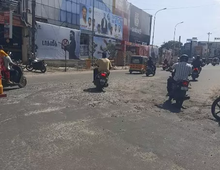குண்டும் குழியுமான சாலை குண்டும் குழியுமான சாலை