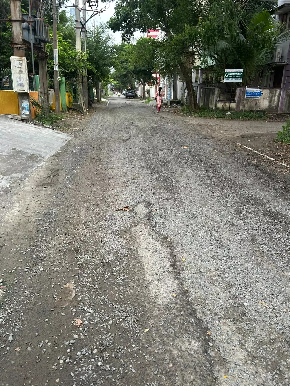 குண்டும் குழியுமான சாலை குண்டும் குழியுமான சாலை
