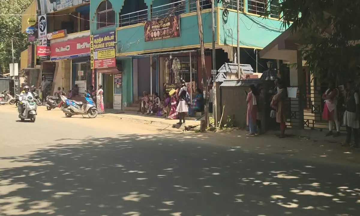 நிழற்குடை அமைக்க வேண்டும் நிழற்குடை அமைக்க வேண்டும்