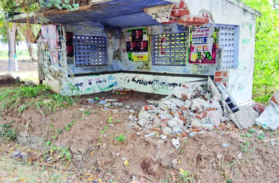 சேதம் அடைந்த பஸ் நிறுத்தம் சேதம் அடைந்த பஸ் நிறுத்தம்
