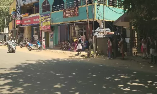 நிழற்குடை அமைக்க வேண்டும் நிழற்குடை அமைக்க வேண்டும்