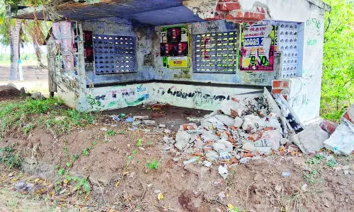 சேதம் அடைந்த பஸ் நிறுத்தம்