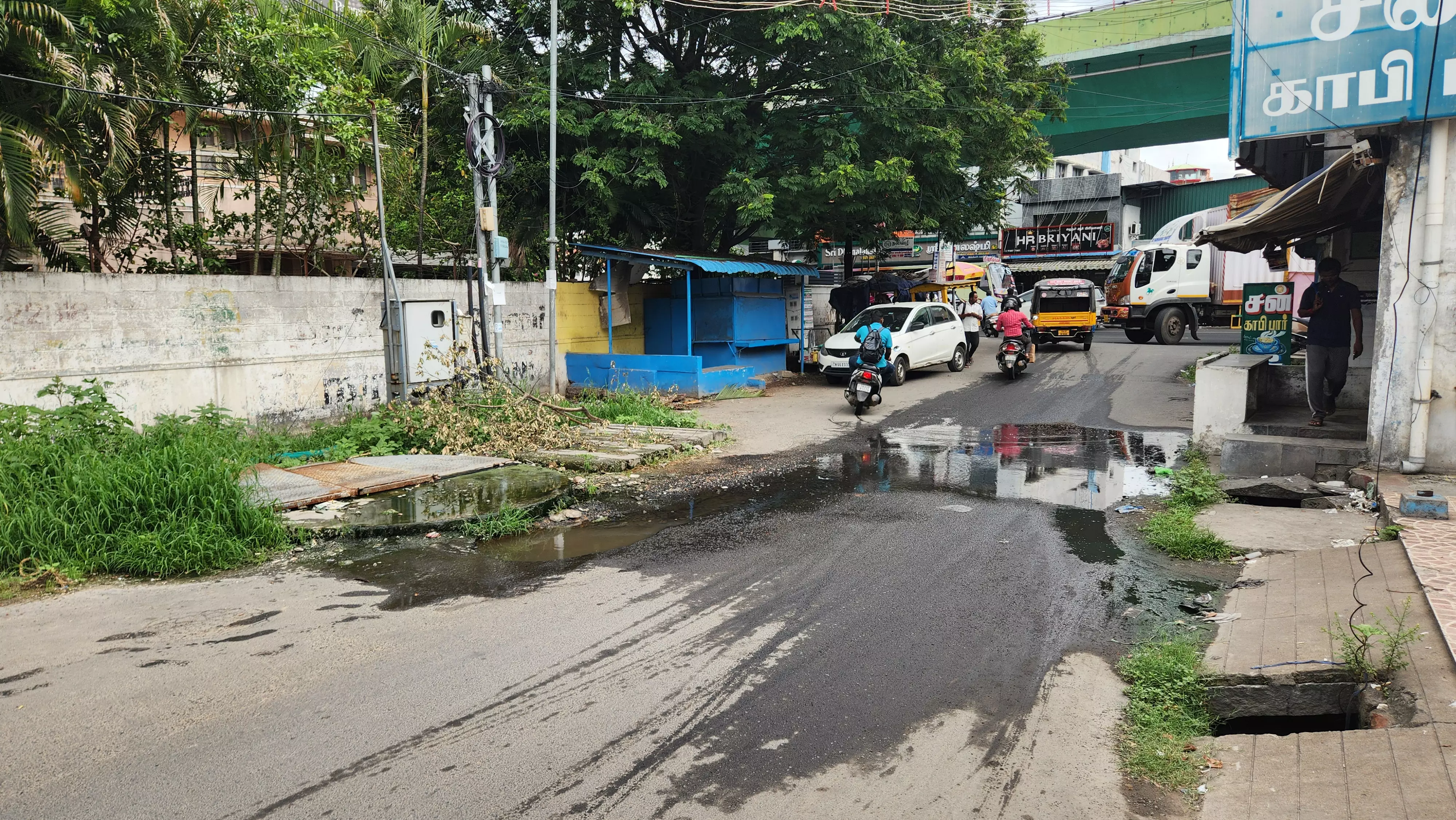 சாலையில் ஓடும் சாக்கடை நீர் சாலையில் ஓடும் சாக்கடை நீர்