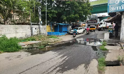 சாலையில் ஓடும் சாக்கடை நீர் சாலையில் ஓடும் சாக்கடை நீர்