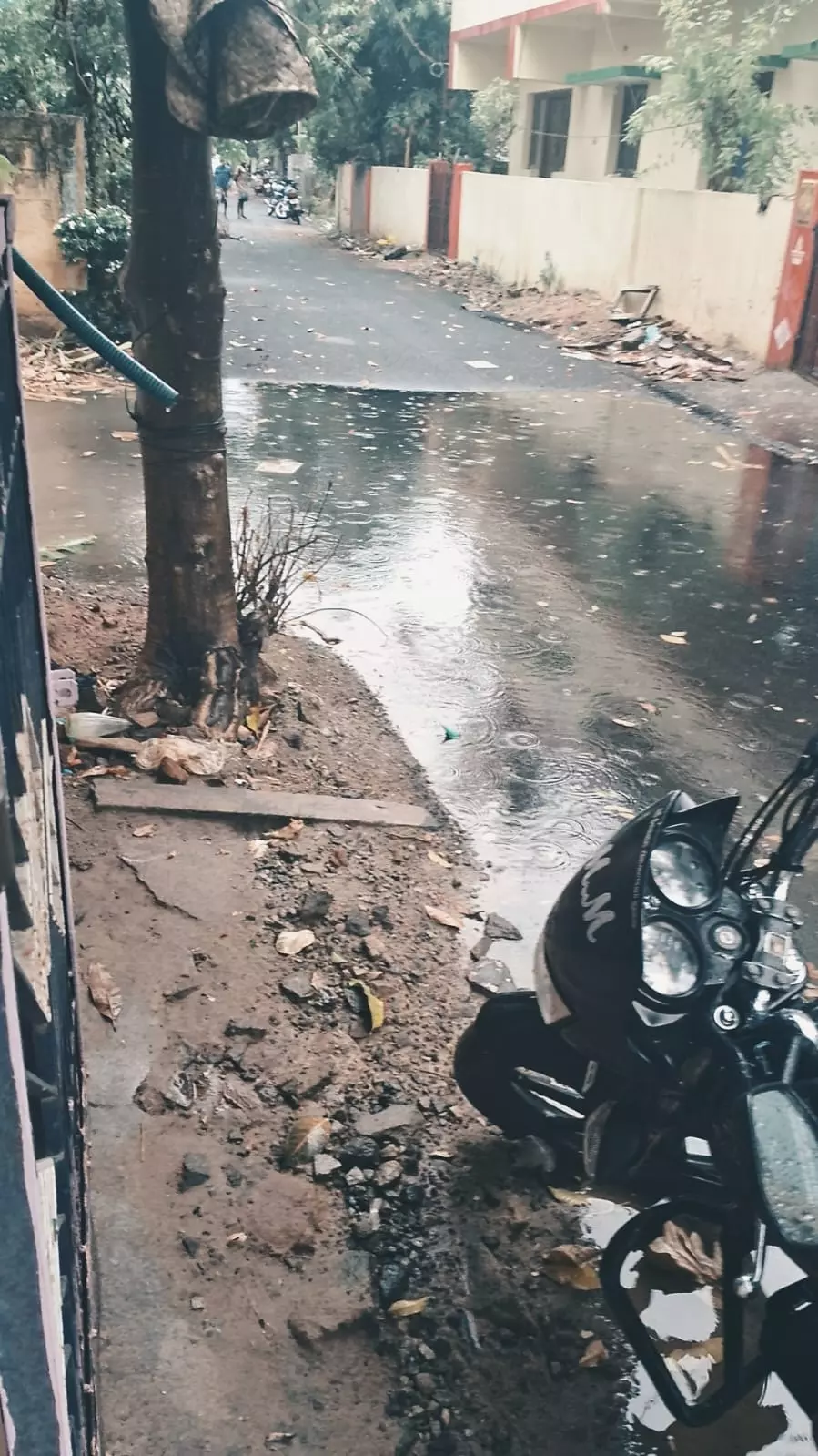 சாலையில் தேங்கும் மழைநீர் சாலையில் தேங்கும் மழைநீர்