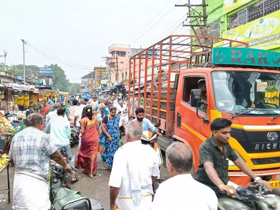 போக்குவரத்து நெரிசலால் மக்கள் அவதி போக்குவரத்து நெரிசலால் மக்கள் அவதி