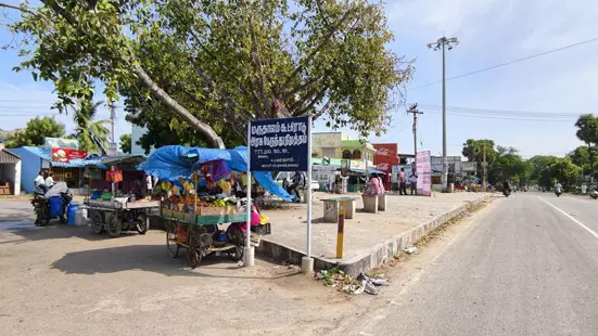 பயணிகள் நிழற்குடை அமைக்க வேண்டும் பயணிகள் நிழற்குடை அமைக்க வேண்டும்