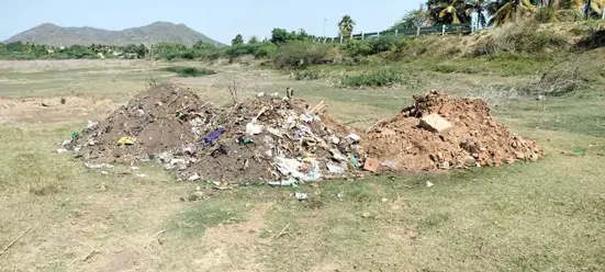 ஏரியில் கழிவுகள் கொட்டும் அவலம் ஏரியில் கழிவுகள் கொட்டும் அவலம்