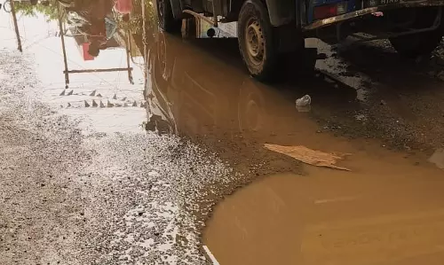 சாலையில் தேங்கும் மழைநீர் சாலையில் தேங்கும் மழைநீர்