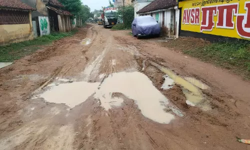 சேறும், சகதியுமான சாலை சேறும், சகதியுமான சாலை