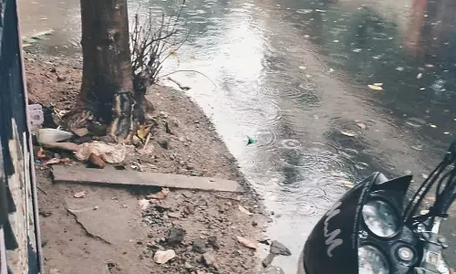 சாலையில் தேங்கும் மழைநீர் சாலையில் தேங்கும் மழைநீர்