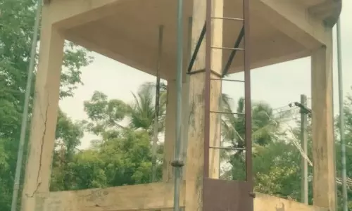 சேதமடைந்த குடிநீர் தொட்டி சேதமடைந்த குடிநீர் தொட்டி