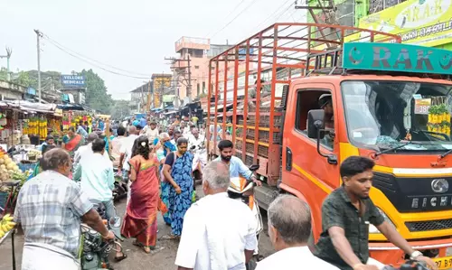 போக்குவரத்து நெரிசலால் மக்கள் அவதி