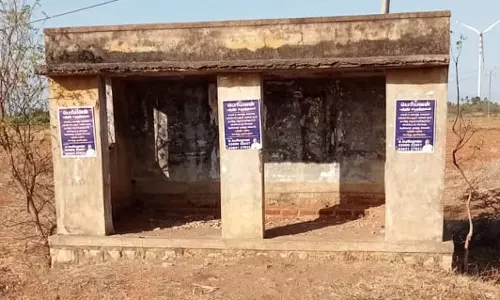 சேதமடைந்த பயணிகள் நிழற்குடை