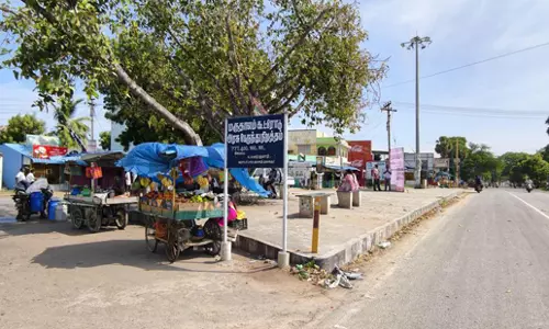 பயணிகள் நிழற்குடை அமைக்க வேண்டும் பயணிகள் நிழற்குடை அமைக்க வேண்டும்